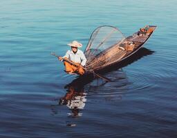 traditioneel Birmees visser Bij inle meer, Myanmar foto