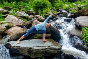 vrouw praktijken yoga asana utthita parsvakonasana buitenshuis foto