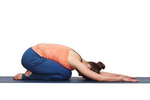 vrouw kom tot rust in hatha yoga asana balasana kind houding foto