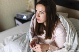 verdiept vrouw aan het kijken film met projector Bij huis foto