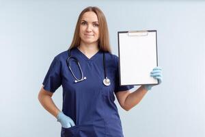 vrouw dokter Holding een klembord met blanco wit papier Aan een blauw achtergrond foto