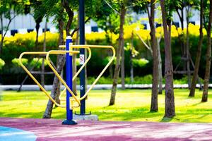 buitenshuis Sportschool in Thailand, kleurrijk buitenshuis geschiktheid apparatuur, oefening uitrusting in openbaar park. de inrichting voor oefening in speelplaats. foto