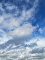 lucht en wolken over- welwyn tuin stad van Engeland uk. maart 1e, 2024 foto
