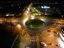 antenne visie van verlichte centraal luton stad van Engeland uk gedurende nacht. november 27e, 2023 foto