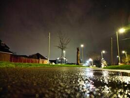 laag hoek nacht beeldmateriaal van verlichte centraal welwyn tuin stad van Engeland, Verenigde koninkrijk, maart 1e, 2024 foto