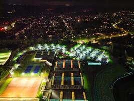 hoog hoek nacht beeldmateriaal van verlichte centraal welwyn tuin stad van Engeland, Verenigde koninkrijk, maart 1e, 2024 foto