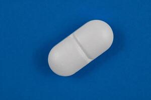wit ovaal pil of drug geïsoleerd Aan wit achtergrond. farmaceutisch concept foto