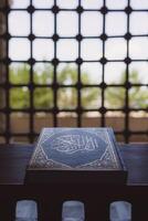 Ramadan of Islamitisch verticaal foto. de heilig koran Aan de boekenstandaard foto