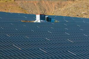 pv of fotovoltaïsche panelen van zonne- macht fabriek Aan de heuvel. foto