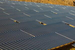 fotovoltaïsche of pv panelen van zonne- macht fabriek. foto