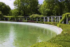 openbaar park tafereel. vijver in een park Bij dag. foto