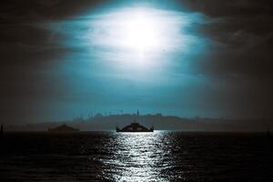 Istanbul achtergrond foto. silhouet van een veerboot en stadsgezicht van Istanbul foto
