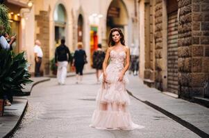 mooi meisje model- in roze bruiloft jurk gefotografeerd in Florence, foto schieten in Florence bruid