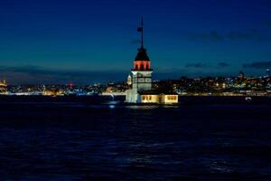 meisjesnaam toren of kiz kulesi in Istanbul Bij nacht foto