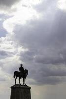 silhouet van monument van ataturk met bewolkt lucht en zonnestralen tussen de wolken foto