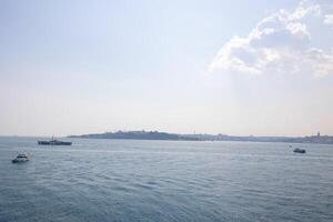 veerboten en schepen Aan de Bosporus en stadsgezicht van Istanbul foto