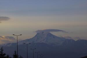 monteren erciyes in kayseri Bij zonsondergang. berg top en bliksem palen. foto