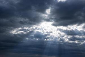 zonnestralen door de grijs wolken. religieus concept foto