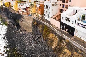 top visie van de stad van punta moedig en een getrouwd paar in de buurt de stad van puerto de la cruz Aan de eiland van tenerife, kanarie eilanden, atlantic oceaan, Spanje foto