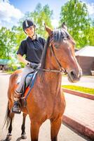 lief jong vrouw vervelend helm rijden haar bruin paard foto