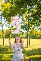 mooi vrouw met papier aantal met bloemen in hand- - decoraties gemaakt met uw eigen handen. klein bedrijf concept. foto