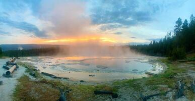 grote prismatische lente in het nationaal park yellowstone foto