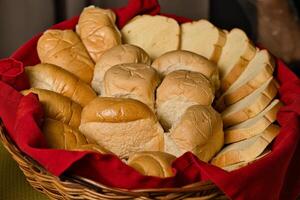 een mand van brood Aan een tafel foto