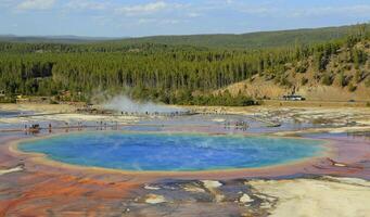 grote prismatische lente in het nationaal park yellowstone foto