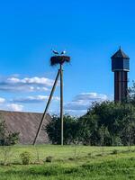 twee aandelen Aan de macht transmissie toren foto