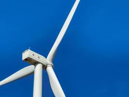 wind energie. wind stroom. duurzaam, hernieuwbaar energie. wind turbines genereren elektriciteit. wind boerderij. duurzame bronnen. duurzame ontwikkeling. groen technologie voor energie duurzaamheid. foto