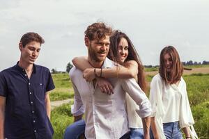 groep van jong knap mensen wandelen samen foto