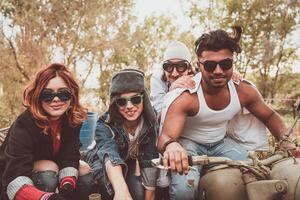 groep van het beste vrienden samen hebben pret rijden een wijnoogst motorfiets met zijspan foto