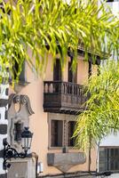 mooi oud houten balkon Aan de eiland van Tenerife in de kanarie eilanden.spanje foto