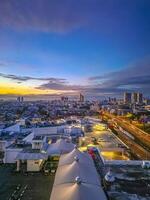 mooi ochtend- visie van Indonesië van bergen en tropisch Woud foto