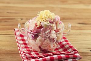 Indonesisch fruit salade met versnipperd kaas topping foto