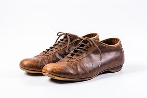 ai gegenereerd oud versleten leer Mannen schoenen Aan een wit achtergrond. gegenereerd door kunstmatig intelligentie- foto