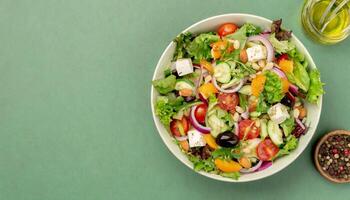 ai gegenereerd gezond salade kom Aan een duidelijk groen achtergrond foto