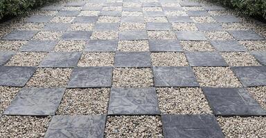 wandelen manier schaak patroon Aan grind steen verdieping foto