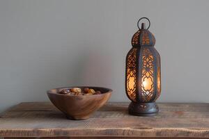 ai gegenereerd elegant houten tafel instelling met Ramadan datums en lantaarns decor foto