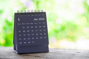 januari 2024 tafel kalender met natuur achtergrond. kalender en maand concept foto