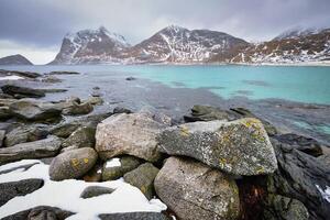 rotsachtig kust van fjord in Noorwegen foto