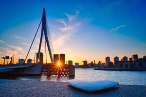 erasmus brug Aan zonsondergang, Rotterdam, Nederland foto