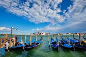 gondels en in lagune van Venetië door san marco vierkant. Venetië, Italië foto