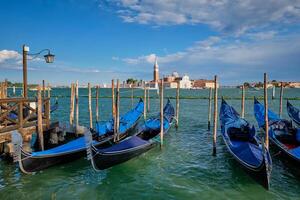 gondels en in lagune van Venetië door san marco vierkant. Venetië, Italië foto