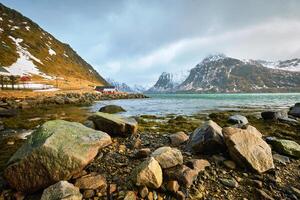 rood rorbu huis en fjord in Noorwegen foto