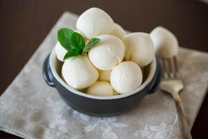 klein ballen van traditioneel Mozzarella in een keramisch kom foto