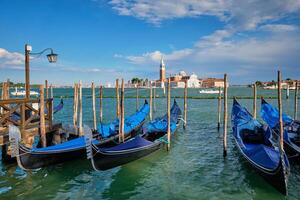 gondels en in lagune van Venetië door san marco vierkant. Venetië, Italië foto