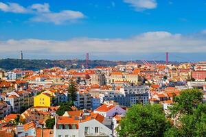 visie van Lissabon van miradouro dos barros gezichtspunt met wolken. Lissabon, Portugal foto