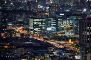 Seoel wolkenkrabbers in de nacht, zuiden Korea. foto