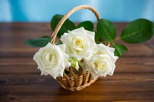 boeket van mooi wit rozen Aan tafel foto